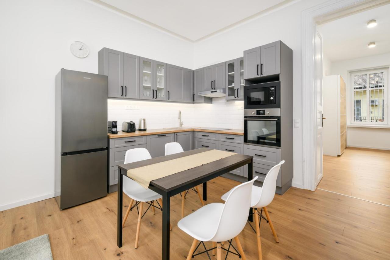 Ferienwohnung Modern Penthouse In A Century Old Building Budapest Exterior foto